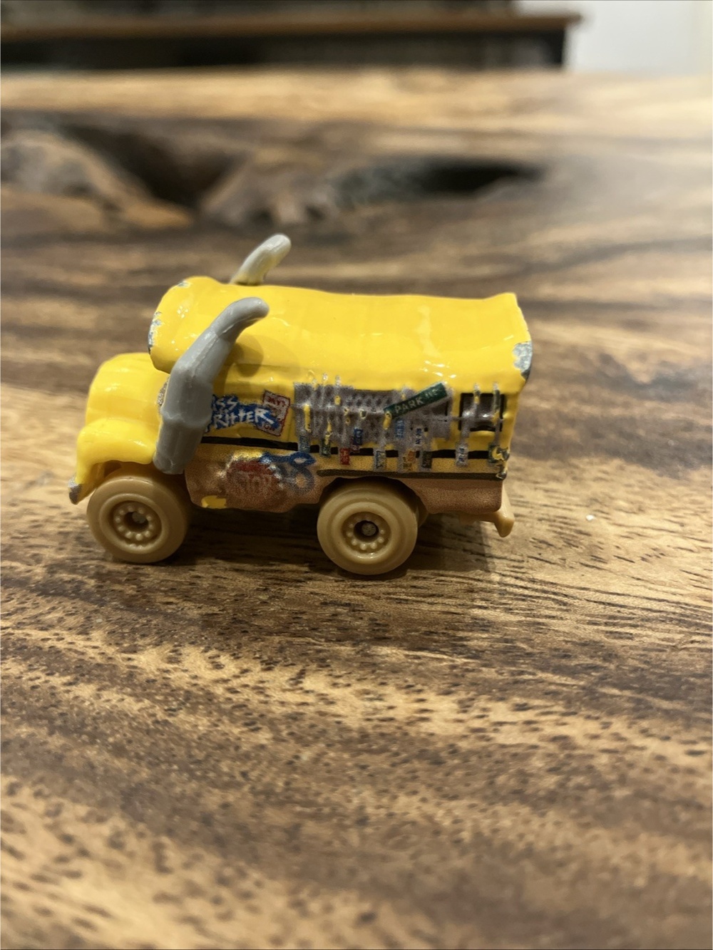 Disney Pixar Cars Mini Racers Thunder Hollow Muddy Miss Fritter Bus 2017 - Picture 2 of 5